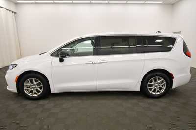 2024 Chrysler Pacifica, $32930. Photo 4