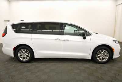 2024 Chrysler Pacifica, $32930. Photo 9