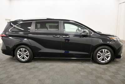 2022 Toyota Sienna, $49997. Photo 9