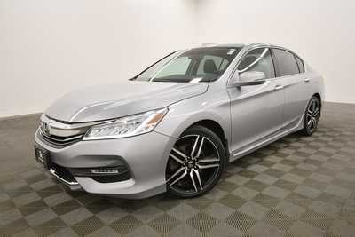 2017 Honda Accord, $17999. Photo 2