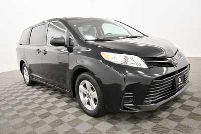2020 Toyota Sienna, $29761. Photo 10