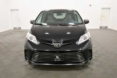 2020 Toyota Sienna, $29761. Photo 11