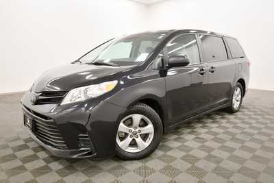 2020 Toyota Sienna, $29761. Photo 2