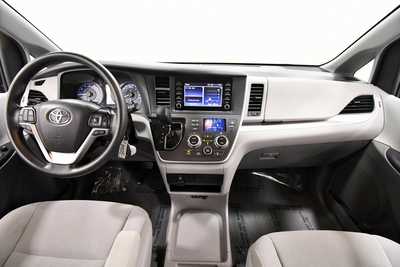 2020 Toyota Sienna, $29761. Photo 3