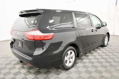 2020 Toyota Sienna, $29761. Photo 8
