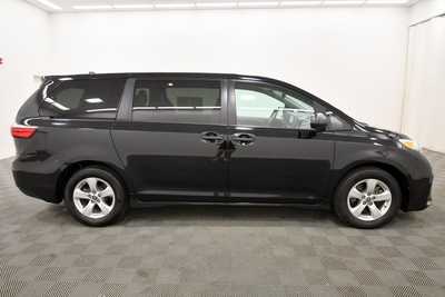 2020 Toyota Sienna, $29761. Photo 9