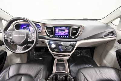 2017 Chrysler Pacifica, $17999. Photo 3