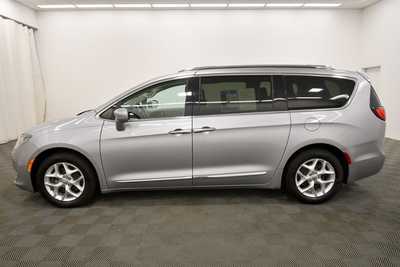 2017 Chrysler Pacifica, $17999. Photo 4