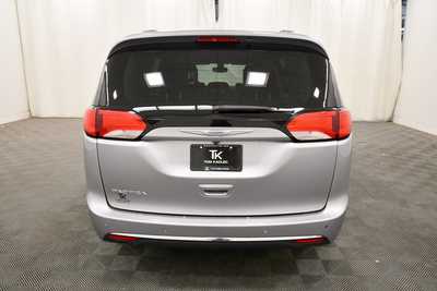 2017 Chrysler Pacifica, $17999. Photo 6