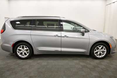 2017 Chrysler Pacifica, $17999. Photo 9