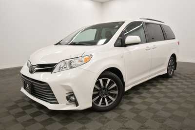 2018 Toyota Sienna, $27999. Photo 2