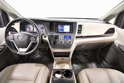 2018 Toyota Sienna, $27999. Photo 3