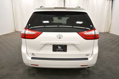 2018 Toyota Sienna, $27999. Photo 6