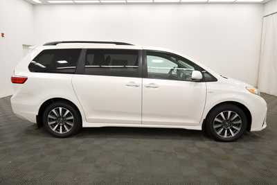 2018 Toyota Sienna, $27999. Photo 9