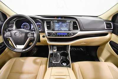 2018 Toyota Highlander, $24997. Photo 3