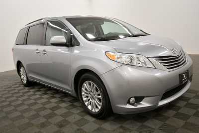 2015 Toyota Sienna, $15999. Photo 10