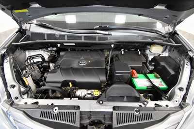 2015 Toyota Sienna, $15999. Photo 12