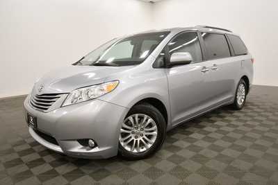 2015 Toyota Sienna, $15999. Photo 2