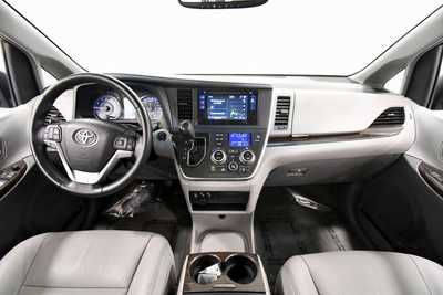 2015 Toyota Sienna, $15999. Photo 3