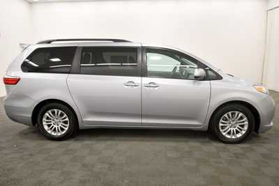 2015 Toyota Sienna, $15999. Photo 9