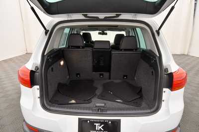 2017 Volkswagen Tiguan, $10999. Photo 7
