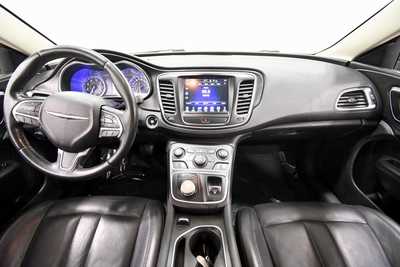 2017 Chrysler 200, $8999. Photo 3