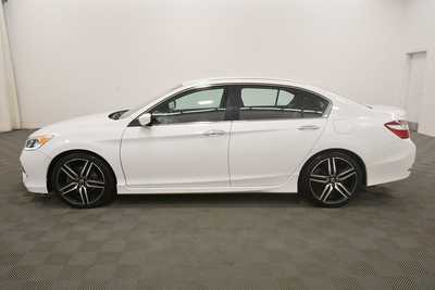 2017 Honda Accord, $16999. Photo 4