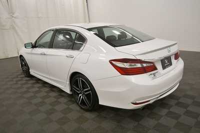 2017 Honda Accord, $16999. Photo 5