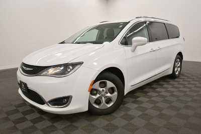 2017 Chrysler Pacifica, $14999. Photo 2