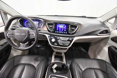 2017 Chrysler Pacifica, $14999. Photo 3