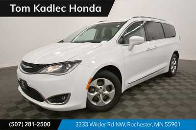 2017 Chrysler Pacifica, $14999. Photo 1