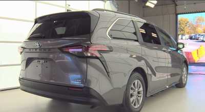 2022 Toyota Sienna, $41808. Photo 2