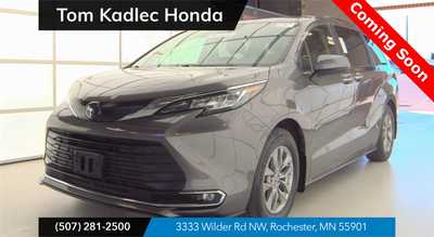 2022 Toyota Sienna, $41808. Photo 1