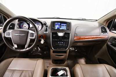 2014 Chrysler Town & Country, $10559. Photo 3