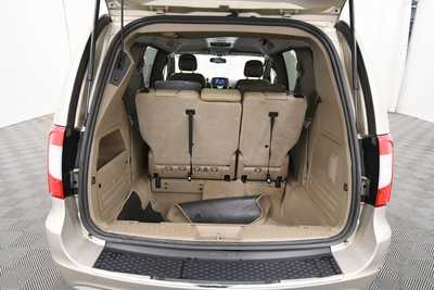 2014 Chrysler Town & Country, $10559. Photo 7