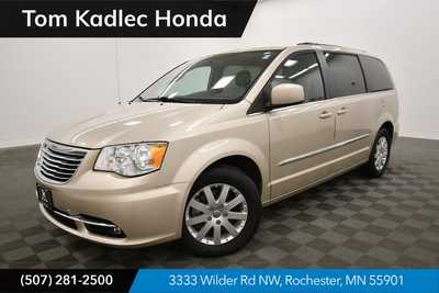 2014 Chrysler Town & Country, $10559. Photo 1