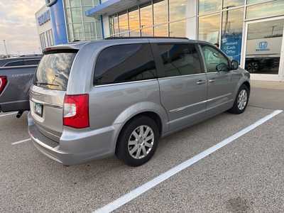 2016 Chrysler Town & Country, $8999. Photo 2