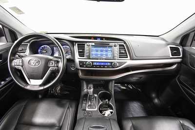2019 Toyota Highlander, $27836. Photo 3