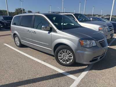 2015 Chrysler Town & Country, $13999. Photo 2