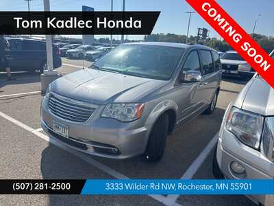 2015 Chrysler Town & Country, $13999. Photo 1