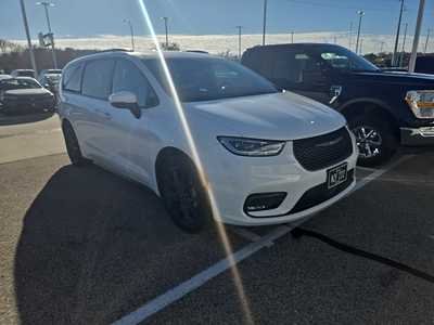 2023 Chrysler Pacifica, $33999. Photo 2