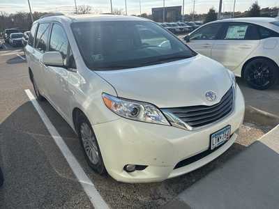 2017 Toyota Sienna, $15999. Photo 2