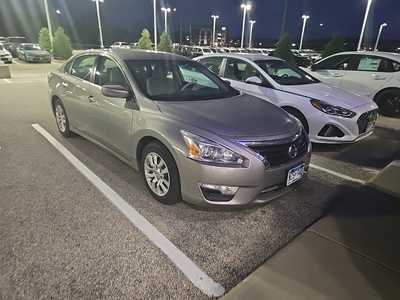2015 Nissan Altima, $9999. Photo 2