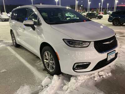 2023 Chrysler Pacifica, $34999. Photo 2