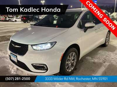 2023 Chrysler Pacifica, $34999. Photo 1