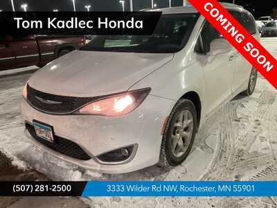 2017 Chrysler Pacifica, $11999. Photo 1