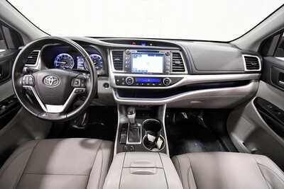 2017 Toyota Highlander, $19249. Photo 3