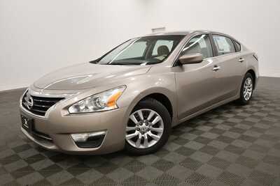 2015 Nissan Altima, $9999. Photo 2