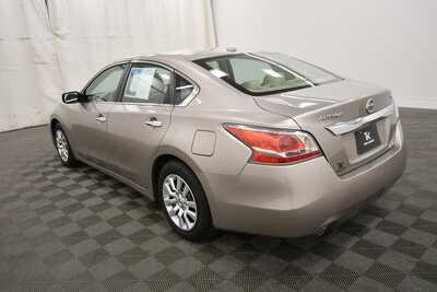 2015 Nissan Altima, $9999. Photo 5