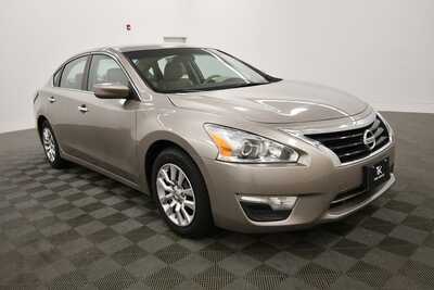 2015 Nissan Altima, $9999. Photo 9